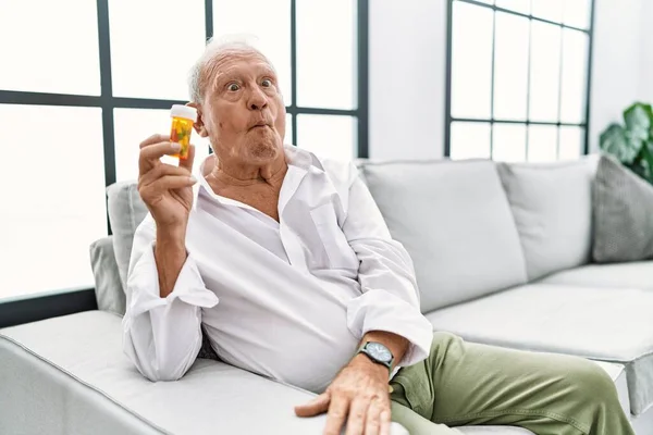 Uomo Anziano Possesso Pillole Che Fanno Faccia Pesce Con Labbra — Foto Stock
