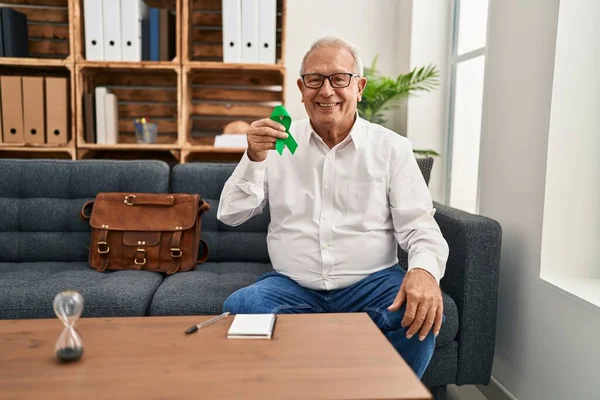 Senior Terapeut Šedivými Vlasy Drží Podporu Zelené Stuhy Pro Duševní — Stock fotografie