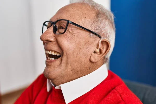 Starší Muž Usměvavý Sebevědomě Pomocí Hluchoty Naslouchátko Doma — Stock fotografie