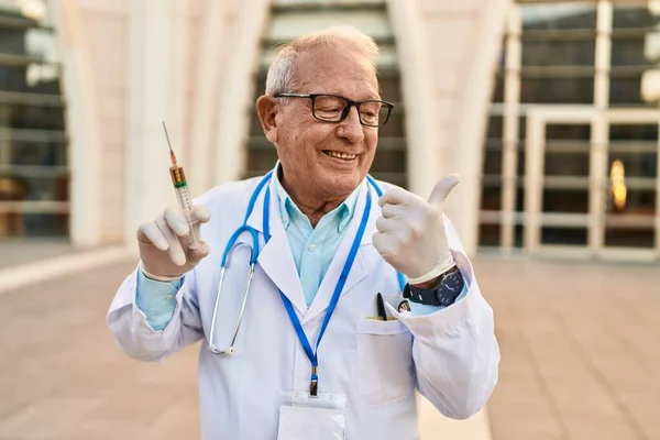 Senior Doctor Grey Hair Holding Syringe Pointing Thumb Side Smiling — Stock Photo, Image