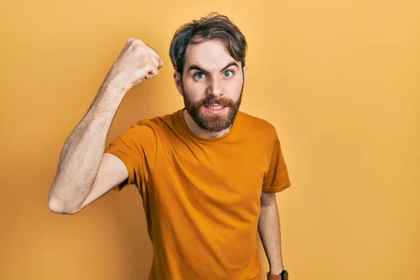 Homem Caucasiano Com Barba Vestindo Camisa Amarela Casual Irritado Louco — Fotografia de Stock