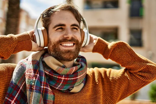 Νεαρός Καυκάσιος Άνδρας Γενειάδα Ακούγοντας Μουσική Φορώντας Ακουστικά Μια Ηλιόλουστη — Φωτογραφία Αρχείου
