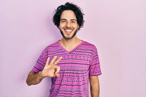 Hezký Hispánec Muž Sobě Ležérní Růžové Tričko Ukazující Ukazující Nahoru — Stock fotografie