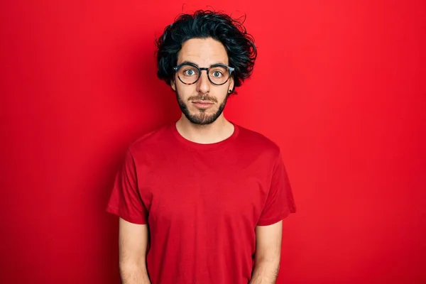 Hombre Hispano Guapo Con Camiseta Casual Anteojos Deprimidos Preocupados Por —  Fotos de Stock