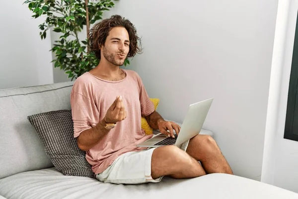 Evdeki Kanepede Oturan Spanyol Genç Adam Dizüstü Bilgisayar Kullanıyor Elleriyle — Stok fotoğraf