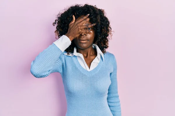Ung Afrikansk Amerikansk Kvinde Iført Afslappet Tøj Kigger Chok Dækker - Stock-foto