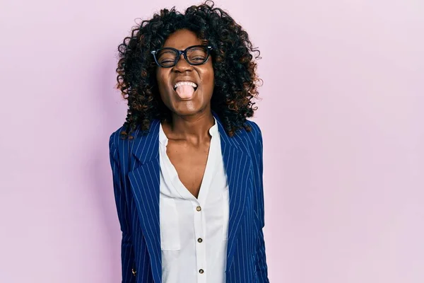 Fiatal Afro Amerikai Aki Üzleti Ruhát Szemüveget Visel Vicces Arckifejezéssel — Stock Fotó