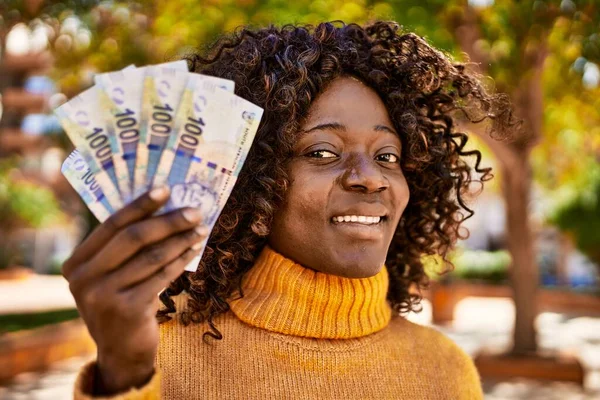 Mujer Afroamericana Sonriendo Confiada Sosteniendo Rands Billetes Parque — Foto de Stock