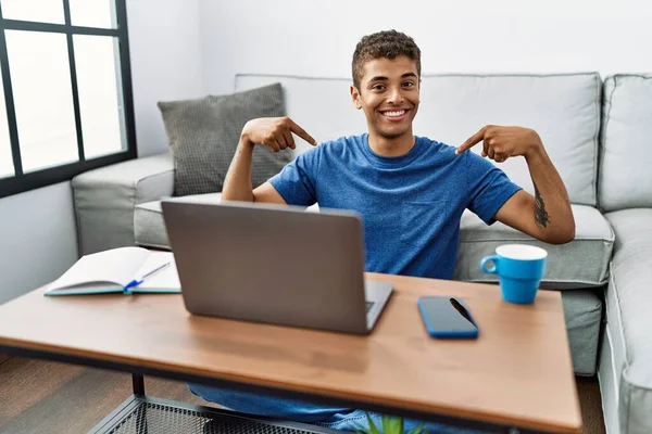 Homem Hispânico Bonito Jovem Usando Laptop Sentado Chão Olhando Confiante — Fotografia de Stock