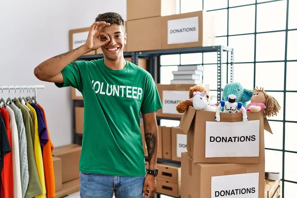 Jonge Knappe Latijns Amerikaanse Man Draagt Vrijwilliger Shirt Bij Donaties — Stockfoto