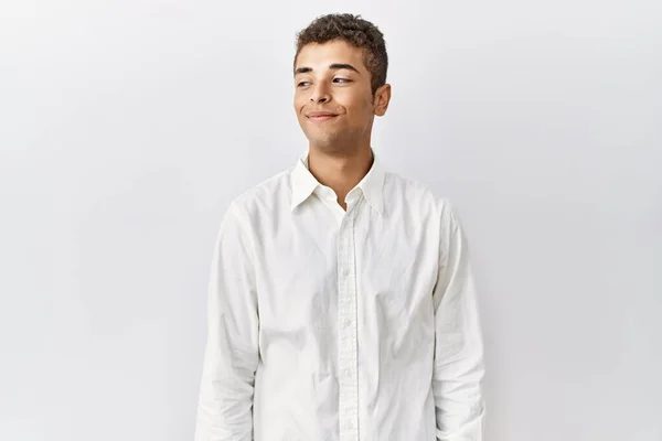 Jonge Knappe Spaanse Man Staat Geïsoleerde Achtergrond Glimlachend Naar Zijkant — Stockfoto