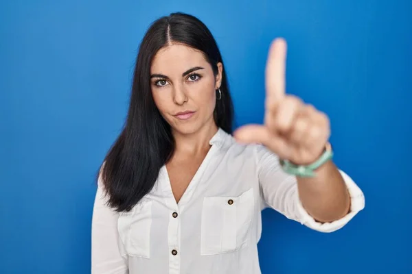 Mulher Hispânica Jovem Sobre Fundo Azul Apontando Com Dedo Para — Fotografia de Stock