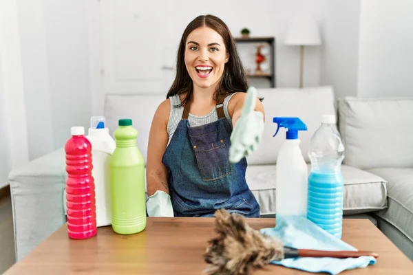 Young Brunette Woman Wearing Cleaner Apron Gloves Cleaning Home Smiling — Stock Photo, Image