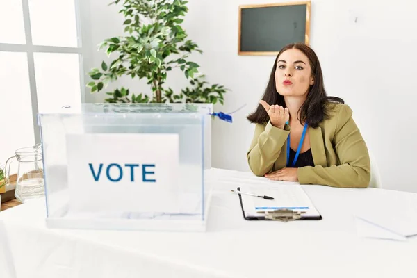 Jeune Femme Brune Assise Table Élection Avec Bulletin Vote Regardant — Photo