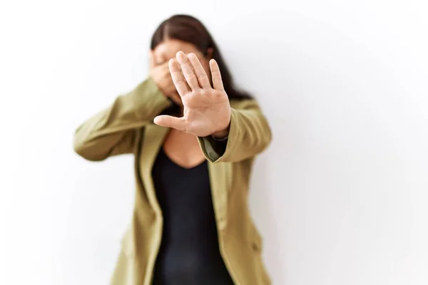 Mujer Morena Joven Pie Sobre Fondo Aislado Cubriendo Los Ojos — Foto de Stock