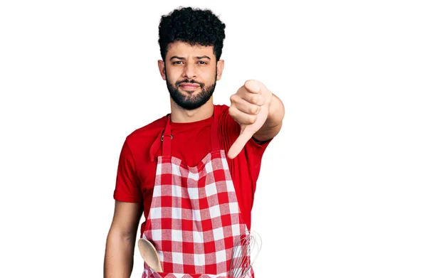 Giovane Arabo Con Barba Indossa Grembiule Cuoco Cercando Infelice Arrabbiato — Foto Stock
