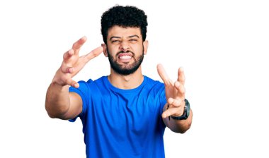 Mavi tişörtlü genç Arap adam öfkeyle bağırıyor, elleri boğazlamaya çalışıyor, deli gibi bağırıyor. 