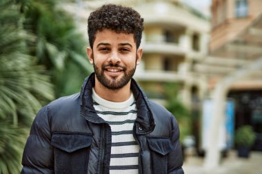 Kasabada gülümseyen genç bir Arap.