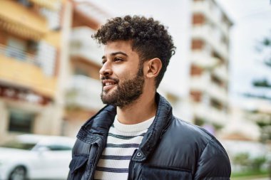 Kasabada gülümseyen genç bir Arap.