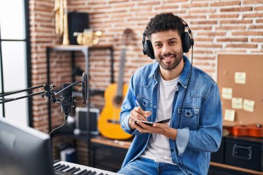 Genç Arap müzisyen müzik stüdyosunda beste yapıyor.