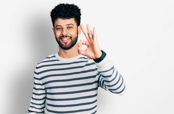 Hombre Árabe Joven Con Barba Usando Suéter Rayas Casual Sonriendo — Foto de Stock