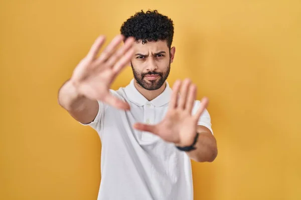 Arabische Man Staande Gele Achtergrond Doen Frame Met Behulp Van — Stockfoto
