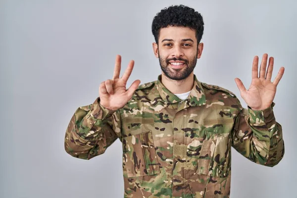 Uomo Arabo Con Uniforme Militare Mimetica Che Mostra Indica Con — Foto Stock