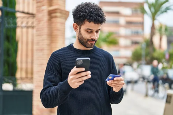 Mladý Arabský Muž Pomocí Smartphone Kreditní Karty Ulici — Stock fotografie