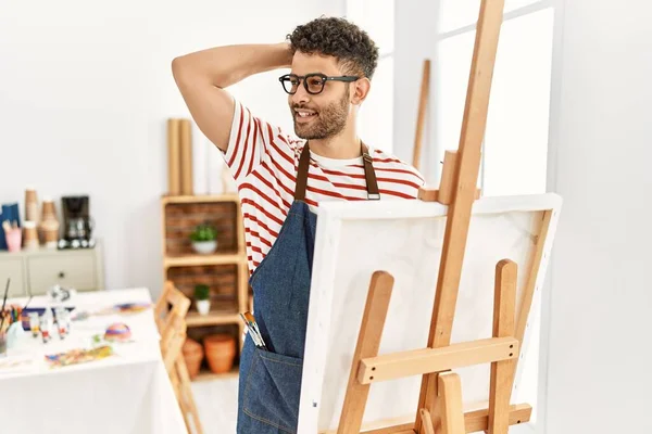 Hombre Joven Árabe Estudio Arte Sonriendo Seguro Tocar Cabello Con — Foto de Stock