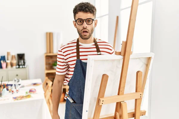 Hombre Joven Árabe Estudio Arte Cara Choque Mirando Escéptico Sarcástico — Foto de Stock