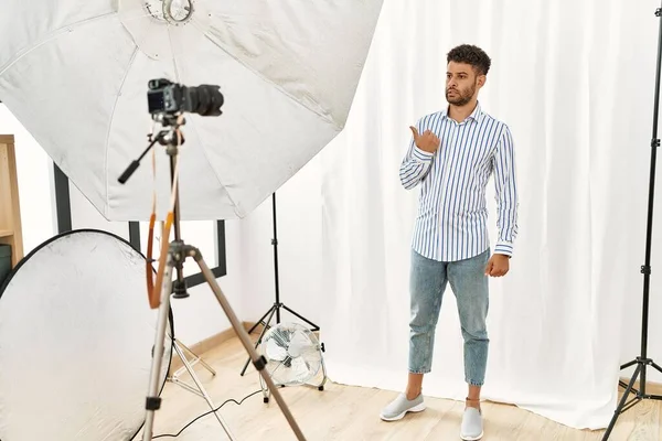 Arabische Jongeman Die Zich Voordeed Als Model Een Fotostudio Wees — Stockfoto