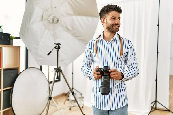 Fiatal Arab Fotós Férfi Mosolyog Boldog Segítségével Reflex Kamera Fotó — Stock Fotó