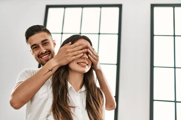 Jovem Hispânico Homem Mulher Surpreendente Colocando Mãos Sobre Olhos Nova — Fotografia de Stock