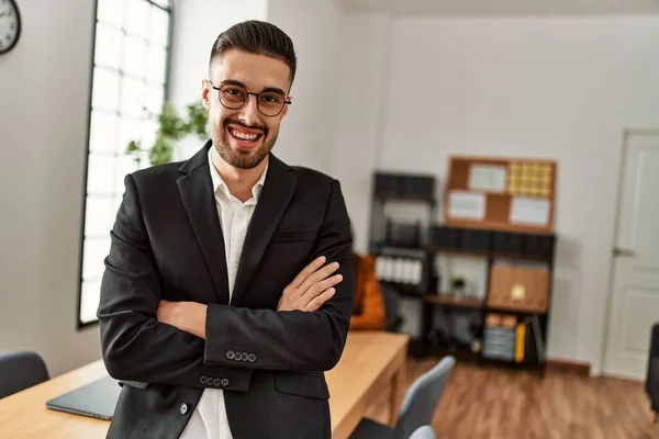 Zakenman Lacht Blij Met Armen Gekruist Gebaar Staan Kantoor — Stockfoto