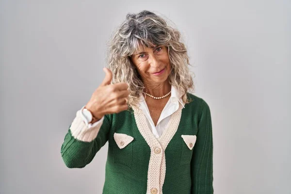 Beyaz Arka Planda Duran Orta Yaşlı Bir Kadın Elleriyle Mutlu — Stok fotoğraf