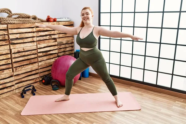 Mujer Pelirroja Joven Sonriendo Seguro Entrenamiento Yoga Centro Deportivo —  Fotos de Stock