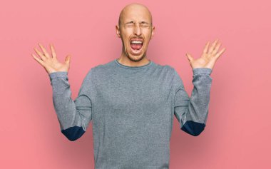 Kel ve sakallı bir adam, sıradan kıyafetler giymiş, çılgın ve başarıyı kutluyor. Kolları havada, gözleri kapalı, heyecanlı çığlıklar atıyor. Kazanan konsept 