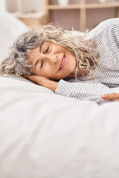Mujer Mediana Edad Acostada Cama Durmiendo Dormitorio — Foto de Stock