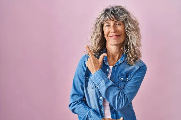 Frau Mittleren Alters Steht Über Rosa Hintergrund Fröhlich Mit Einem — Stockfoto