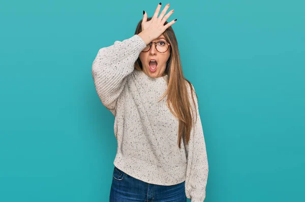 Ung Blond Kvinna Bär Casual Tröja Och Glasögon Överraskad Med — Stockfoto