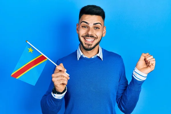Joven Hombre Hispano Con Barba Sosteniendo República Democrática Bandera Del —  Fotos de Stock
