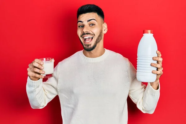 Jonge Spaanse Man Met Baard Met Glas Melk Plastic Fles — Stockfoto