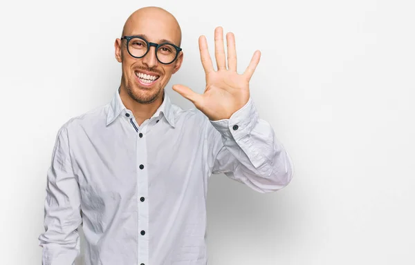自信と幸せ笑顔ながら ビジネスシャツや眼鏡を着て髭を生やして男は指の数5を示すと指摘します — ストック写真