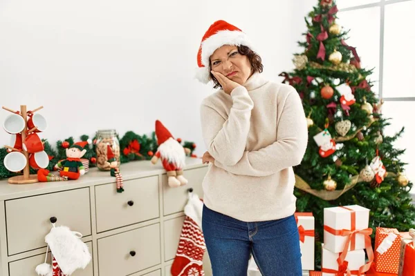 Donna Ispanica Mezza Età Piedi Vicino All Albero Natale Pensando — Foto Stock