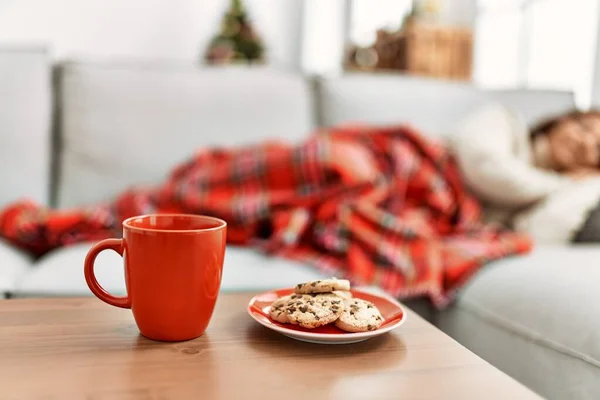 Medelålders Latinamerikanska Kvinna Sover Liggande Soffan Vid Julgranen Hemma — Stockfoto