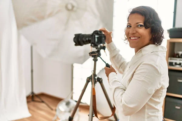 Młoda Latynoska Fotograf Kobieta Uśmiechnięta Szczęśliwy Pomocą Kamery Studio Fotograficznym — Zdjęcie stockowe