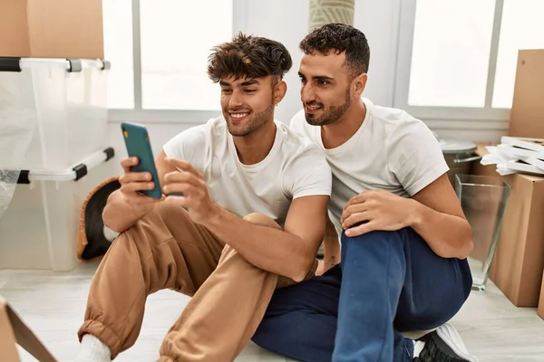 Två Latinamerikanska Män Par Leende Säker Att Använda Smartphone Nytt — Stockfoto