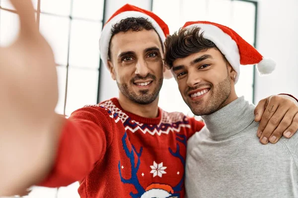 Spanyol Erkek Evde Noel Ağacının Yanında Kameranın Önünde Selfie Çekiyor — Stok fotoğraf