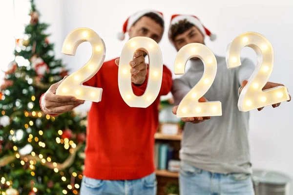 Zwei Hispanische Männer Feiern Silvester 2022 Hause Weihnachtsbaum Stehend — Stockfoto