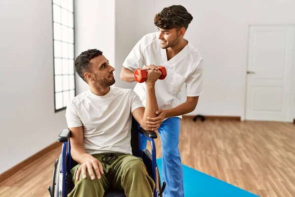 Zwei Spanische Männer Physiotherapeut Und Patient Rollstuhl Bei Reha Mit — Stockfoto